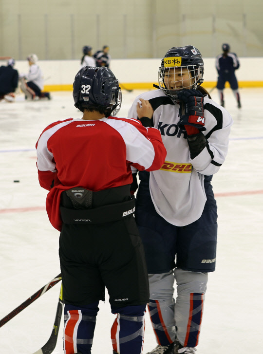 남북 여자 아이스하키팀, 첫 합동훈련  올림픽 사상 최초로 결성된 여자아이스하키 남북 단일팀이 28일 충북 진천 국가대표선수촌 빙상장에서 첫 합동훈련을 하고 있다.      새러 머리 총감독은 총 35명의 남북 선수를 A팀, B팀으로 나눠 훈련을 진행했다. 2018.1.28 [대한체육회 제공=연합뉴스]